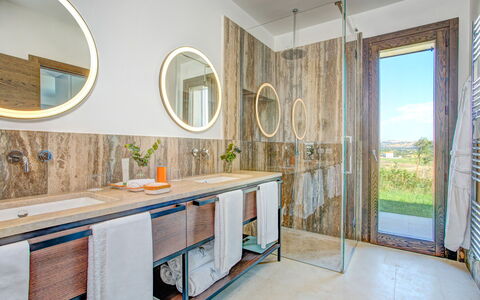 Villa Topazio - Sea View | By Rocco Forte Villas: Spiegel, Cabinetry, Eigendom, Wastafel, Meubilair, Kraan, Countertop, Fabriek, Loodgieterswerkinrichting, Badkamerkast