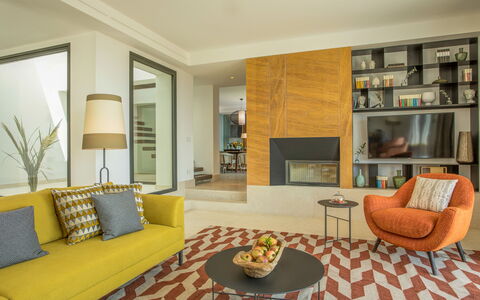 Villa Topazio - Sea View | By Rocco Forte Villas: Meubilair, Eigendom, Bankstel, Tafel, Comfort, Woonkamer, Interieur Ontwerp, Fabriek, Verdieping, Flooring