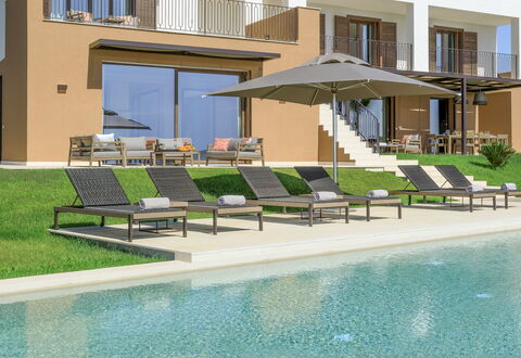 Villa Topazio - Sea View | By Rocco Forte Villas: Water, Venster, Fabriek, Gebouw, Schaduw, Zwembad, Buitenmeubels, Ligstoel, Stedelijk Ontwerp, Condominium