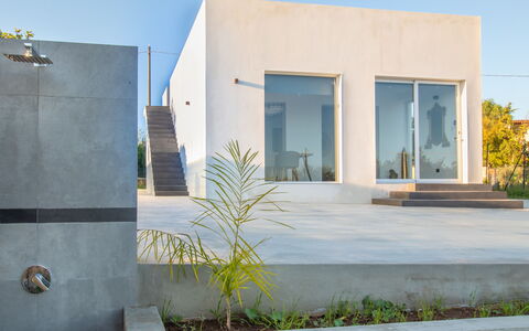 Eremita Villa Sicily: Fabriek, Lucht, Azure, Rechthoek, Interieur Ontwerp, Schaduw, Boom, Landschap, Samengesteld Materiaal, Woongebied