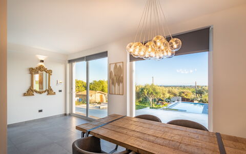 Eremita Villa Sicily: Tafel, Meubilair, Eigendom, Fabriek, Gebouw, Azure, Hout, Interieur Ontwerp, Schaduw, Verlichting