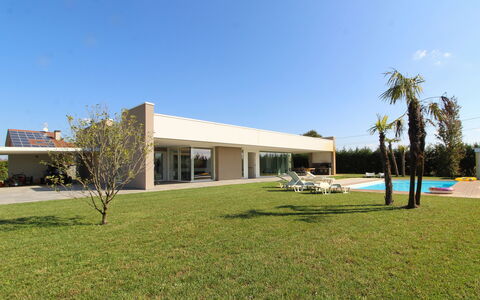 Stima Home, Padova, Pool, Ac: Woongebied, Huis, Schaduw, Landgoed, Landscaping, Beton, Zwembad, Gazon, Tuin, Werf