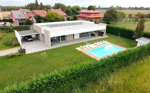 Stima Home, Padova, Pool, Ac: Zwembad, Schaduw, Toevlucht, Landgoed, Binnenplaats, Kunstgras, Ontwerp, Landscaping, Villa, Werf
