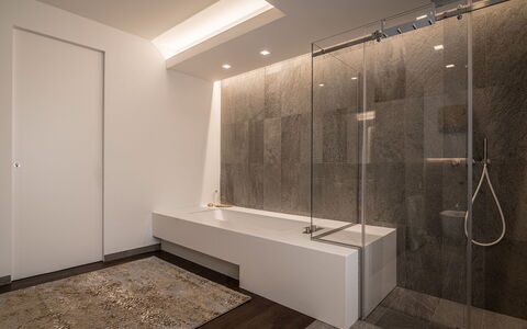 Stima Home, Padova, Pool, Ac: Gebouw, Loodgieterswerkinrichting, Hout, Interieur Ontwerp, Verdieping, Flooring, Badkamer, Kraan, Kunst, Douchekop