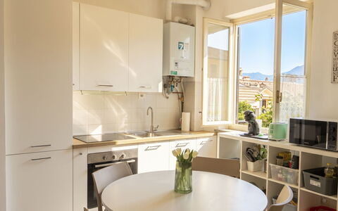 Varenna 648: Meubilair, Keuken, Interieur Ontwerp, Toestel Van De Keuken, Flooring, Countertop, Major Appliance, Stoel, Hout, Plafond