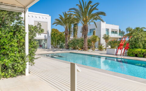 Villa Vinner: Fabriek, Lucht, Water, Eigendom, Azure, Boom, Zwembad, Gebouw, Schaduw, Arecales