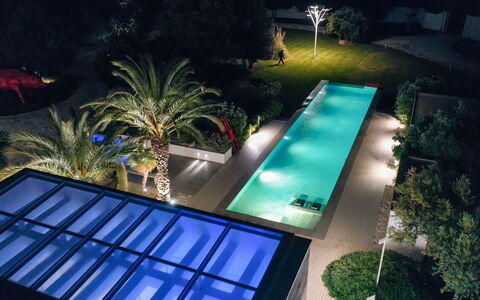 Villa Vinner: Water, Fabriek, Licht, Groen, Zwembad, Gebouw, Verlichting, Boom, Rechthoek, Vrije Tijd