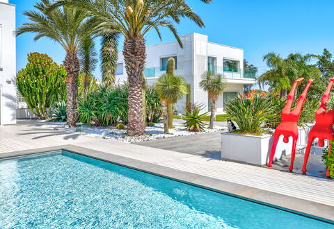 Villa Vinner: Water, Fabriek, Dag, Eigendom, Lucht, Gebouw, Azure, Boom, Zwembad, Venster