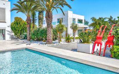 Villa Vinner: Water, Fabriek, Dag, Eigendom, Lucht, Gebouw, Azure, Boom, Zwembad, Venster