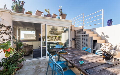 Terrazza Di Erika: Lucht, Fabriek, Tafel, Gebouw, Hout, Kamerplant, Muur, Huis, Woongebied, Schaduw