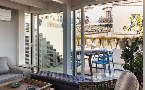Terrazza Di Erika: Tafel, Meubilair, Eigendom, Gebouw, Bankstel, Hout, Schaduw, Interieur Ontwerp, Buitenmeubels, Verdieping