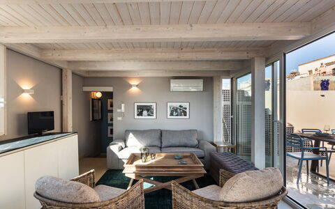 Terrazza Di Erika: Tafel, Bankstel, Meubilair, Eigendom, Comfort, Hout, Verlichting, Fotolijst, Interieur Ontwerp, Slaapbank