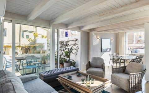 Terrazza Di Erika: Tafel, Meubilair, Eigendom, Bankstel, Gebouw, Kamerplant, Fabriek, Verlichting, Hout, Interieur Ontwerp
