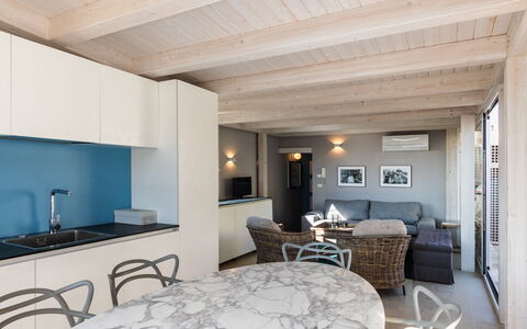 Terrazza Di Erika: Meubilair, Gebouw, Tafel, Comfort, Stoel, Cabinetry, Hout, Flooring, Verdieping