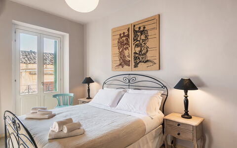 Terrazza Di Erika: Meubilair, Eigendom, Comfort, Hout, Textiel, Bed Frame, Bed, Verlichting, Architectuur, Flooring