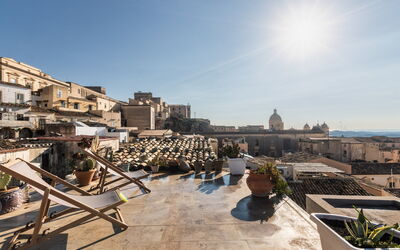 Terrazza Di Erika: Lucht, Gebouw, Stedelijk Ontwerp, Fabriek, Bloempot, Woongebied, Huis, Landschap, Wolk, Kamerplant
