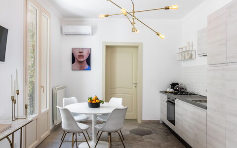 Alma Suite: Fotolijst, Meubilair, Eigendom, Tafel, Cabinetry, Gebouw, Hout, Stoel, Verlichting, Architectuur