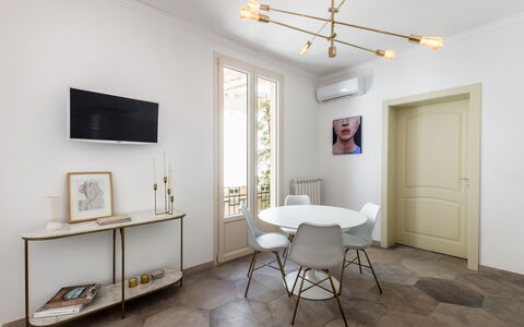 Alma Suite: Meubilair, Eigendom, Fotolijst, Interieur Ontwerp, Tafel, Hout, Verlichting, Flooring, Verdieping