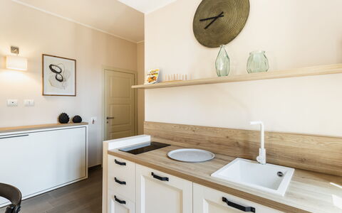 Donna Rosa Holiday Home: Wastafel, Cabinetry, Eigendom, Wit, Hout, Kraan, Interieur Ontwerp, Verlichting, Architectuur, Verdieping