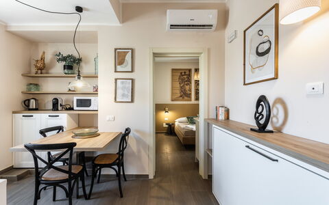 Donna Rosa Holiday Home: Fotolijst, Eigendom, Meubilair, Tafel, Hout, Interieur Ontwerp, Flooring, Verdieping, Muur