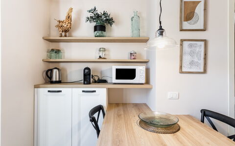 Donna Rosa Holiday Home: Meubilair, Eigendom, Cabinetry, Tafel, Fotolijst, Hout, Interieur Ontwerp, Countertop, Gebouw, Verdieping