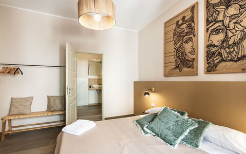 Donna Rosa Holiday Home: Meubilair, Eigendom, Comfort, Hout, Gebouw, Verlichting, Interieur Ontwerp, Lamp, Hoofdkussen, Verdieping