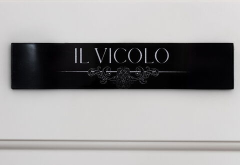 Donna Rosa Holiday Home: Rechthoek, Font, Modeaccessoire, Metaal, Signage, Logo, Elektrisch Blauw