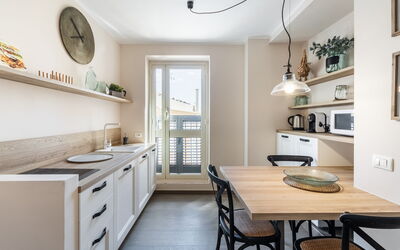 Donna Rosa Holiday Home - Vicolo: Eigendom, Meubilair, Cabinetry, Wit, Tafel, Countertop, Hout, Verlichting, Interieur Ontwerp, Keuken