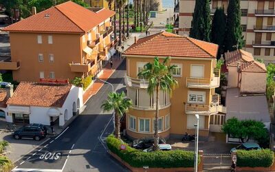 Casa Carlotta - San Bartolomeo Al Mare: Gebouw, Fabriek, Lucht, Dag, Eigendom, Wolk, Venster, Infrastructuur, Huis, Boom