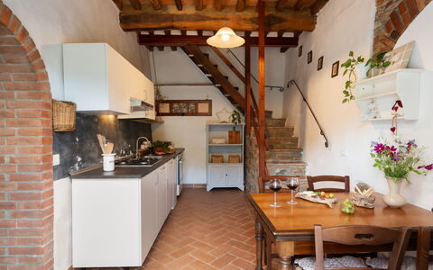 Villa Dei Tigli: Meubilair, Eigendom, Tafel, Fabriek, Gebouw, Hout, Cabinetry, Stoel, Interieur Ontwerp, Verdieping