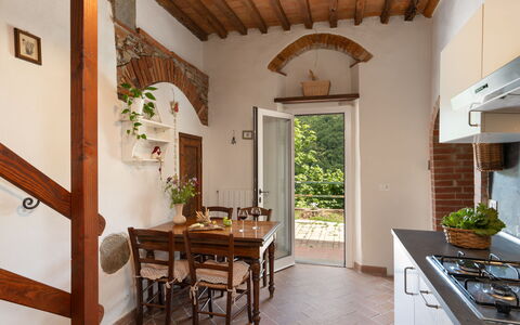 Villa Dei Tigli: Meubilair, Tafel, Eigendom, Fabriek, Kamerplant, Hout, Interieur Ontwerp, Bloempot, Cabinetry, Stoel