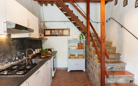 Villa Dei Tigli: Countertop, Cabinetry, Eigendom, Trap, Toestel Van De Keuken, Fornuis, Hout, Keuken, Flooring, Verdieping