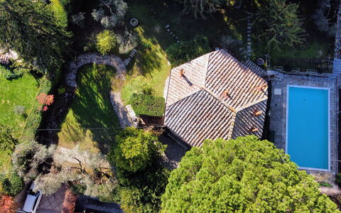 La Piccola Rocca: Fabriek, Blauw, Gebouw, Vegetation, Stedelijk Ontwerp, Boom, Landschap, Woongebied, Buurt, Hout