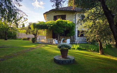 La Piccola Rocca: Architectuur, Struik, Tuin, Huis, Huis, Gazon, Verblijf, Landgoed, Backyard, Landscaping