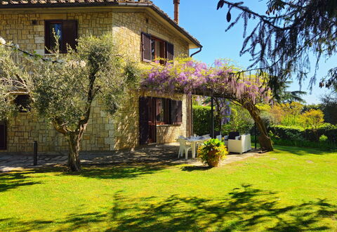 La Piccola Rocca: Fabriek, Gebouw, Lucht, Venster, Bloem, Boom, Verblijf, Natuurlijk Landschap, Vegetation, Huis