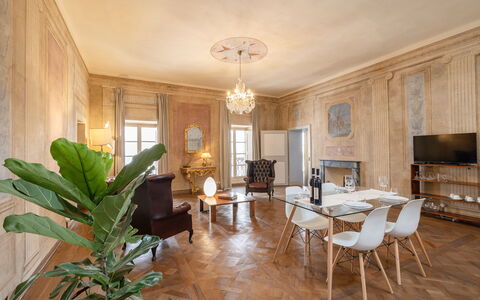 Appartamento Reale: Meubilair, Fabriek, Tafel, Venster, Bankstel, Stoel, Hout, Interieur Ontwerp, Gebouw, Woonkamer