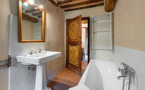 Casa Di Pietro In Vivo D'orcia, Pool: Muur, Hout, Loodgieterswerkinrichting, Flooring, Bruin, Verdieping, Loodgieter, Kraan, Badkamer, Wastafel