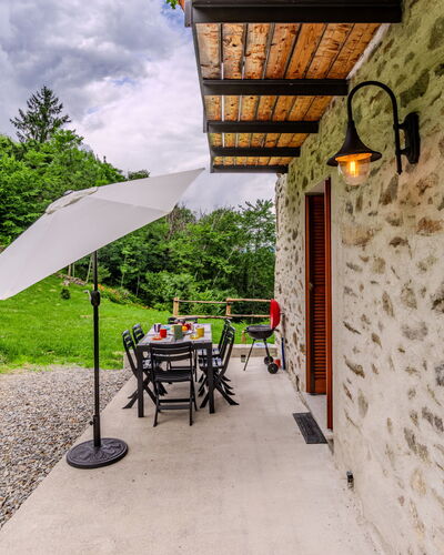 La Quiete Mountain Home: Fabriek, Eigendom, Lucht, Wolk, Groen, Blad, Gebouw, Schaduw, Tafel, Boom