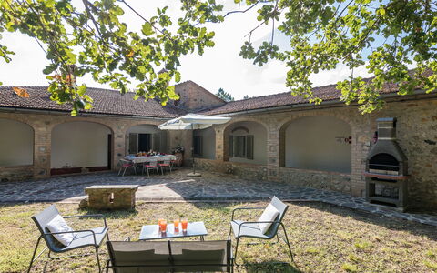 Villa D'elsa: Eigendom, Gebouw, Fabriek, Lucht, Schaduw, Tafel, Buitenmeubels, Boom, Gras, Stoel