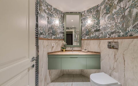 Duomo Penthouse Luxury Apartment In Florence By Pa: Spiegel, Loodgieterswerkinrichting, Eigendom, Gebouw, Wastafel, Badkamer, Wastafel In De Badkamer, Kraan, Interieur Ontwerp, Toilet