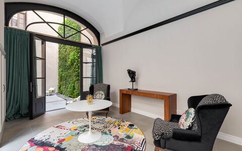 Duomo Penthouse Luxury Apartment In Florence By Pa: Tafel, Eigendom, Gebouw, Venster, Fabriek, Comfort, Verlichting, Architectuur, Interieur Ontwerp, Huis