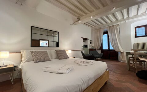 Vicolo Della Scala Rooms: Meubilair, Gebouw, Venster, Comfort, Hout, Tafel, Verlichting, Interieur Ontwerp, Bed Frame