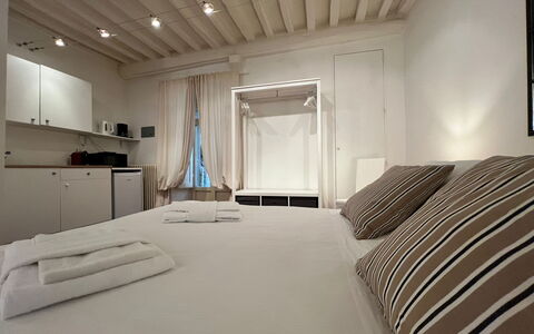 Vicolo Della Scala Rooms: Eigendom, Meubilair, Hout, Comfort, Interieur Ontwerp, Gebouw, Architectuur, Flooring, Verdieping, Hal