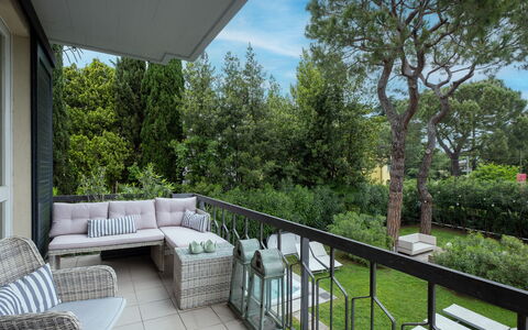 Dal Molin Apartment, Garda Lake, Ac, Fitness, Jacu: Fabriek, Eigendom, Meubilair, Lucht, Gebouw, Boom, Schaduw, Gras, Wolk, Bankstel