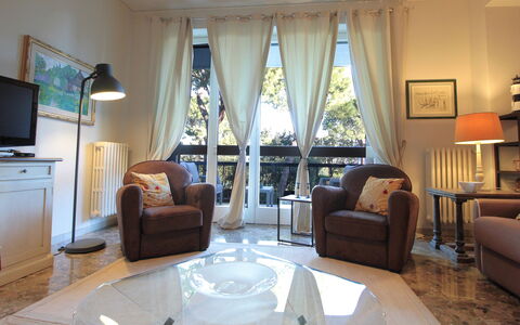 Dal Molin Apartment, Garda Lake, Ac, Fitness, Jacu: Meubilair, Fotolijst, Eigendom, Tafel, Comfort, Gebouw, Verlichting, Hout, Interieur Ontwerp, Textiel