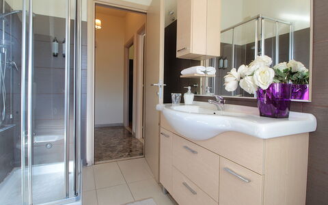 Provenzale Apartment, Garda Lake, Jacuzzi, Fitness: Spiegel, Badkamerkast, Fabriek, Kraan, Loodgieterswerkinrichting, Wastafel, Cabinetry, Interieur Ontwerp, Badkamer, Bloem