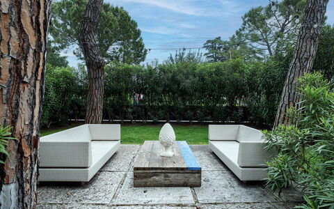Provenzale Apartment, Garda Lake, Jacuzzi, Fitness: Fabriek, Lucht, Eigendom, Wolk, Boom, Gras, Gebouw, Muur, Struik, Landschap