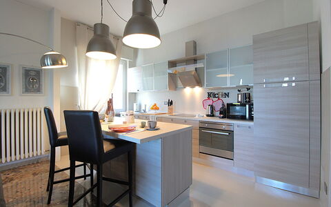 Catullo 18 Apartment, Garda Lake, Jacuzzi, Fitness: Countertop, Meubilair, Cabinetry, Stoel, Tafel, Keuken, Verlichting, Interieur Ontwerp, Hout