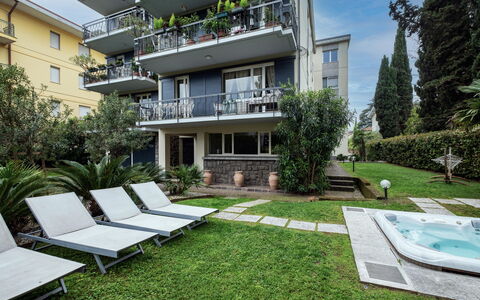 Catullo 18 Apartment, Garda Lake, Jacuzzi, Fitness: Fabriek, Gebouw, Venster, Interieur Ontwerp, Architectuur, Schaduw, Stedelijk Ontwerp, Condominium, Woongebied, Huis