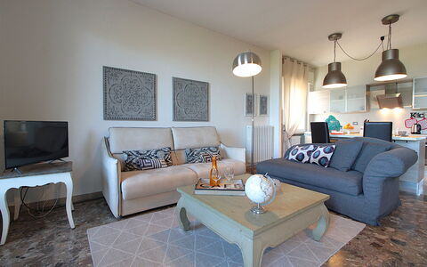 Catullo 18 Apartment, Garda Lake, Jacuzzi, Fitness: Meubilair, Interieur Ontwerp, Flooring, Bankstel, Verdieping, Kamer, Woonkamer, Hout, Tafel, Plafond